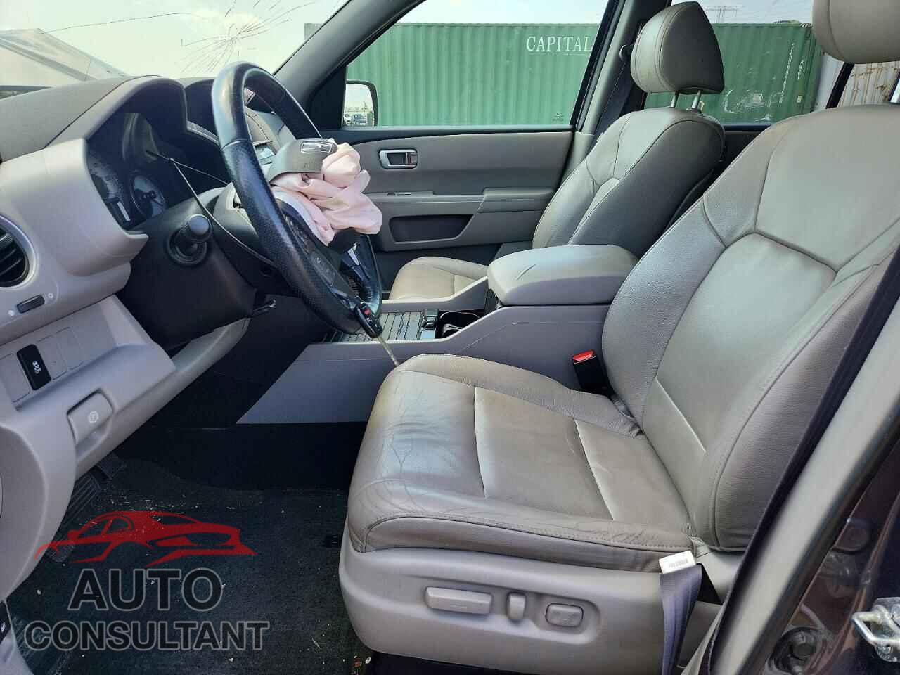 HONDA PILOT 2015 - 5FNYF4H52FB007745