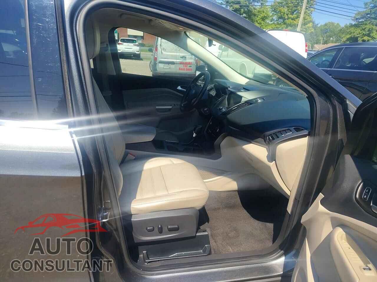 FORD ESCAPE 2017 - 1FMCU9G90HUC73210