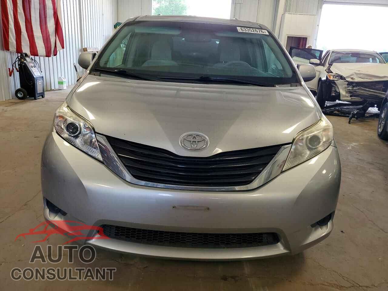 TOYOTA SIENNA 2011 - 5TDJK3DC2BS026894