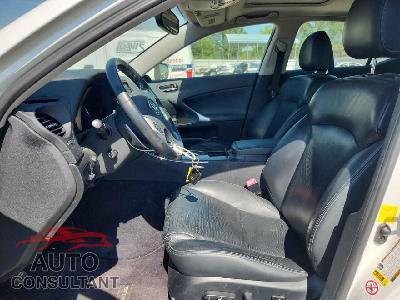 LEXUS IS 2011 - JTHCF5C27B2035260