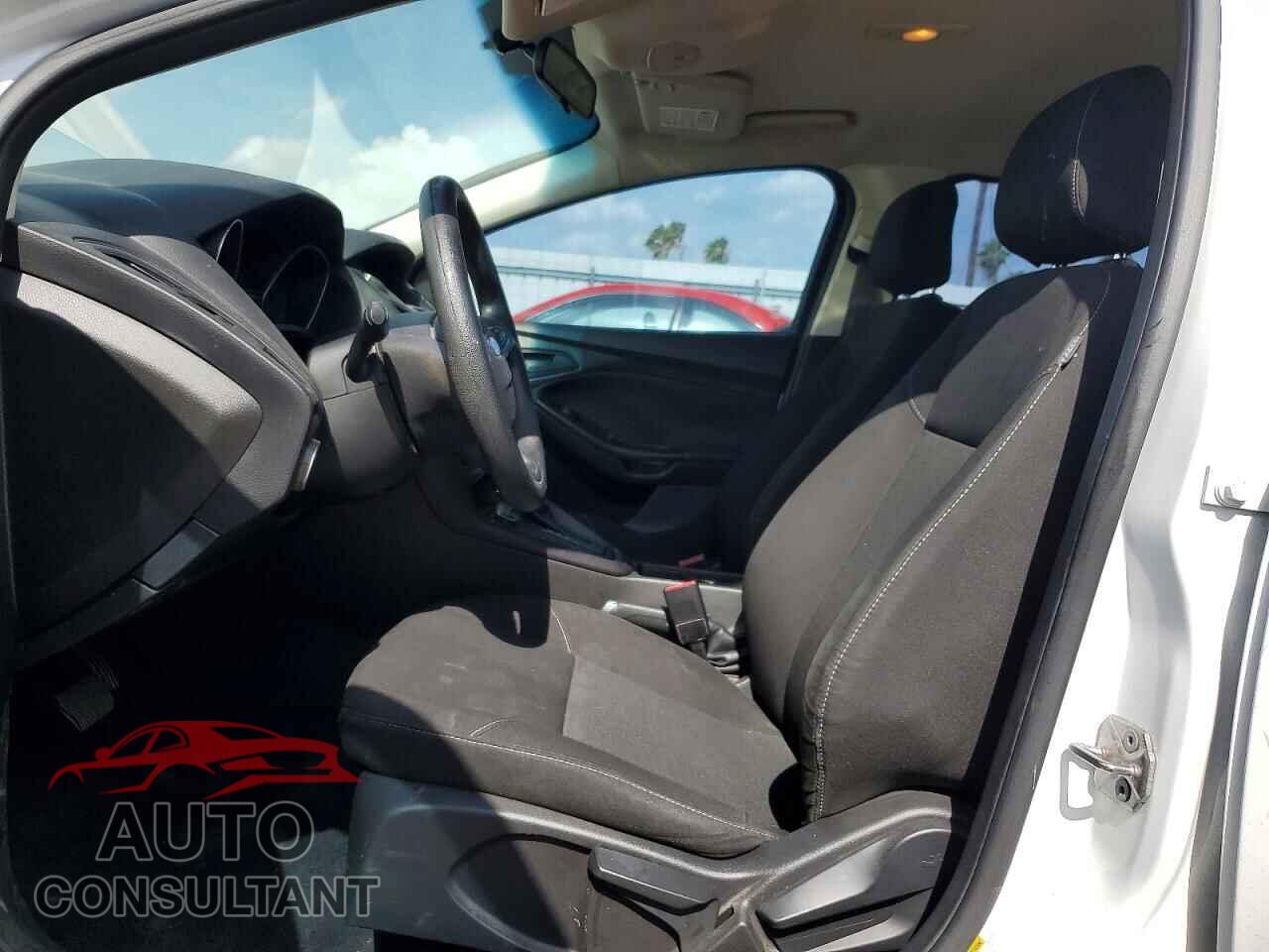 FORD FOCUS 2017 - 1FADP3E28HL214081