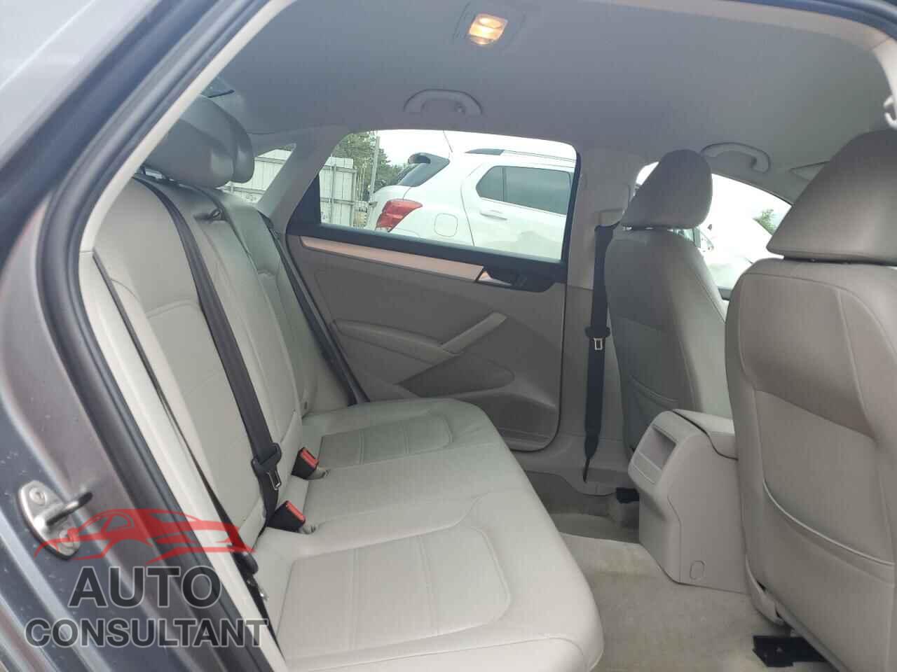 VOLKSWAGEN PASSAT 2012 - 1VWBH7A32CC081876