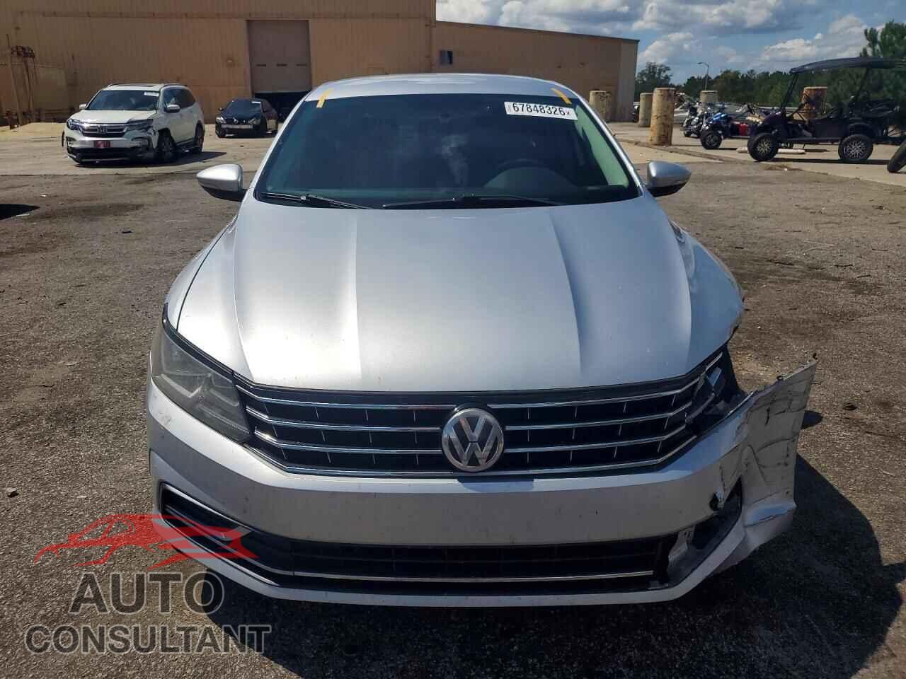 VOLKSWAGEN PASSAT 2017 - 1VWAT7A38HC064355