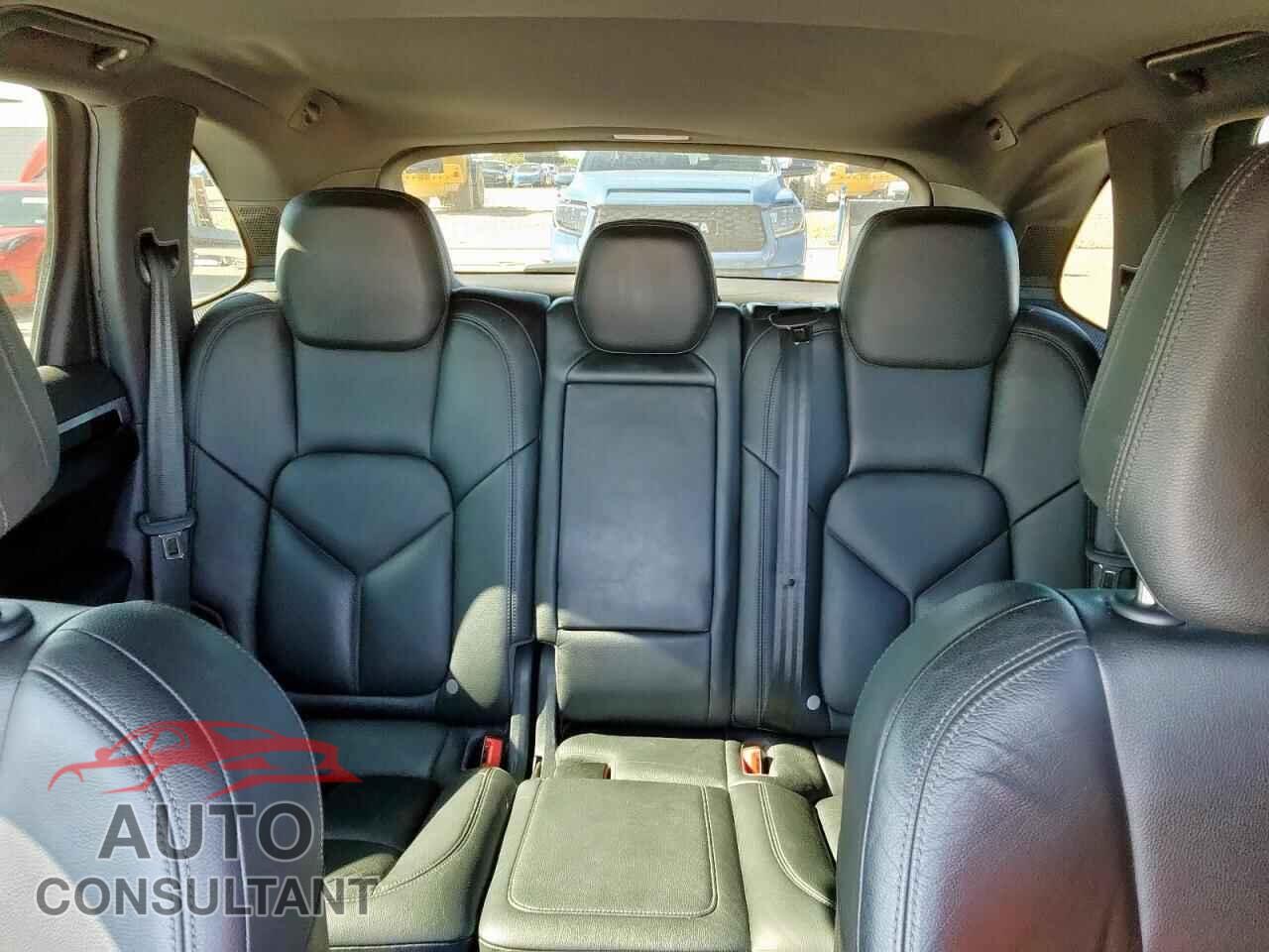 PORSCHE CAYENNE 2016 - WP1AA2A25GLA00712