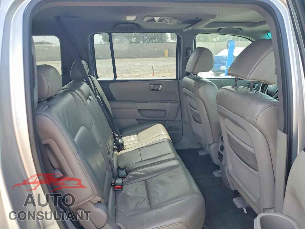 HONDA PILOT 2011 - 5FNYF3H65BB005520