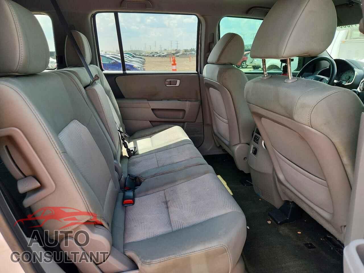 HONDA PILOT 2015 - 5FNYF4H22FB014443