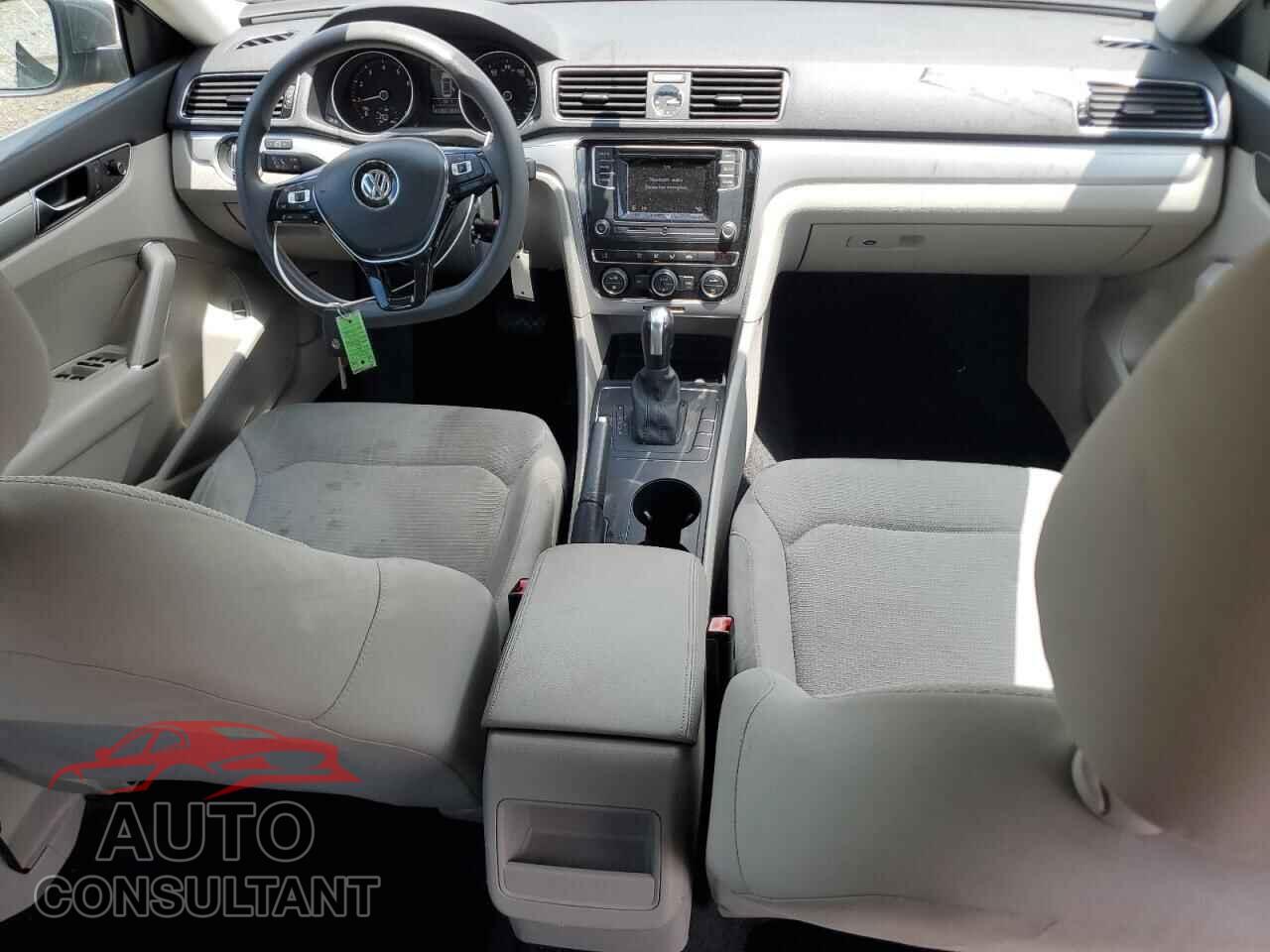 VOLKSWAGEN PASSAT 2017 - 1VWAT7A31HC018575