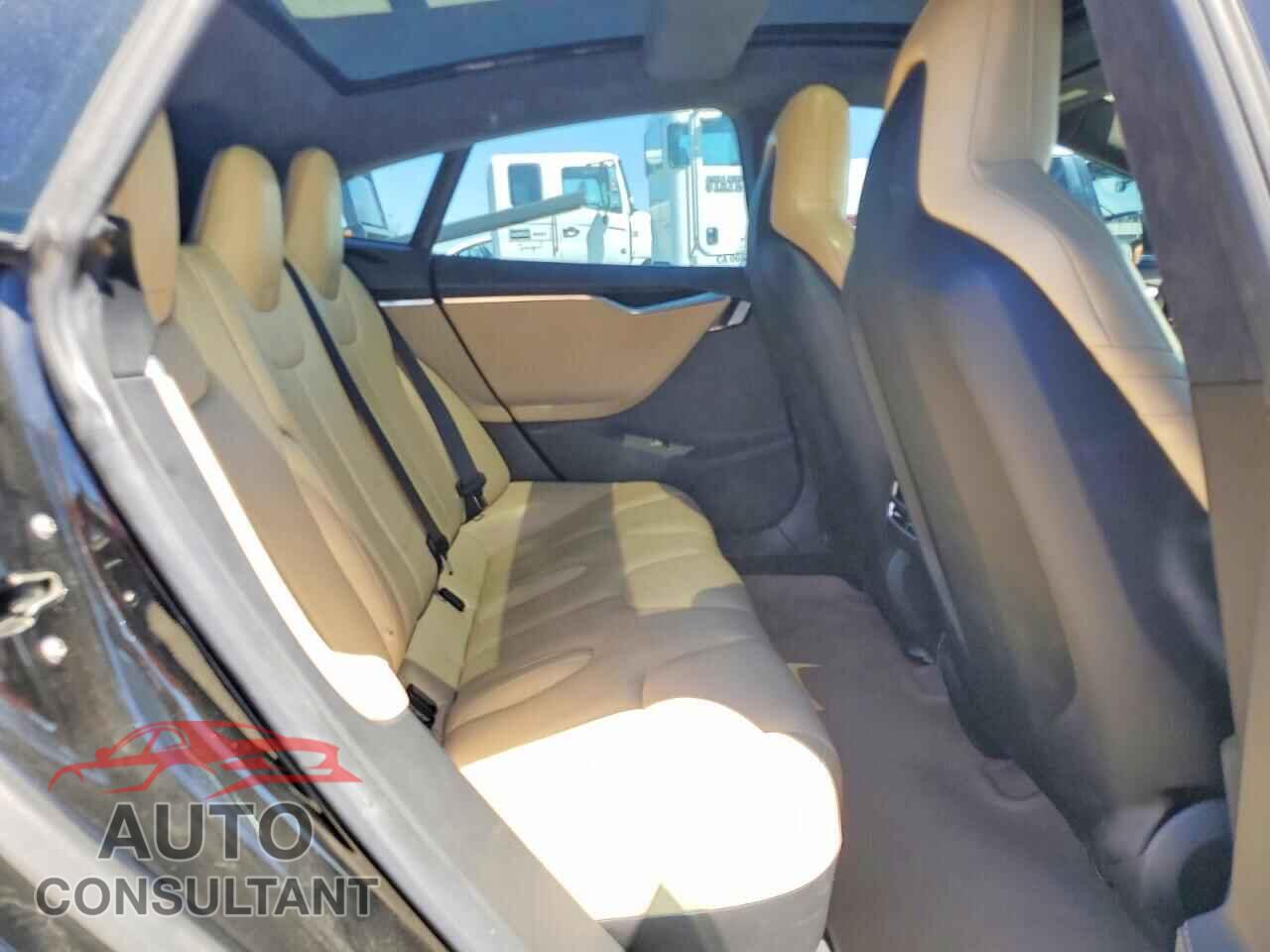 TESLA MODEL S 2015 - 5YJSA1E15FF105687