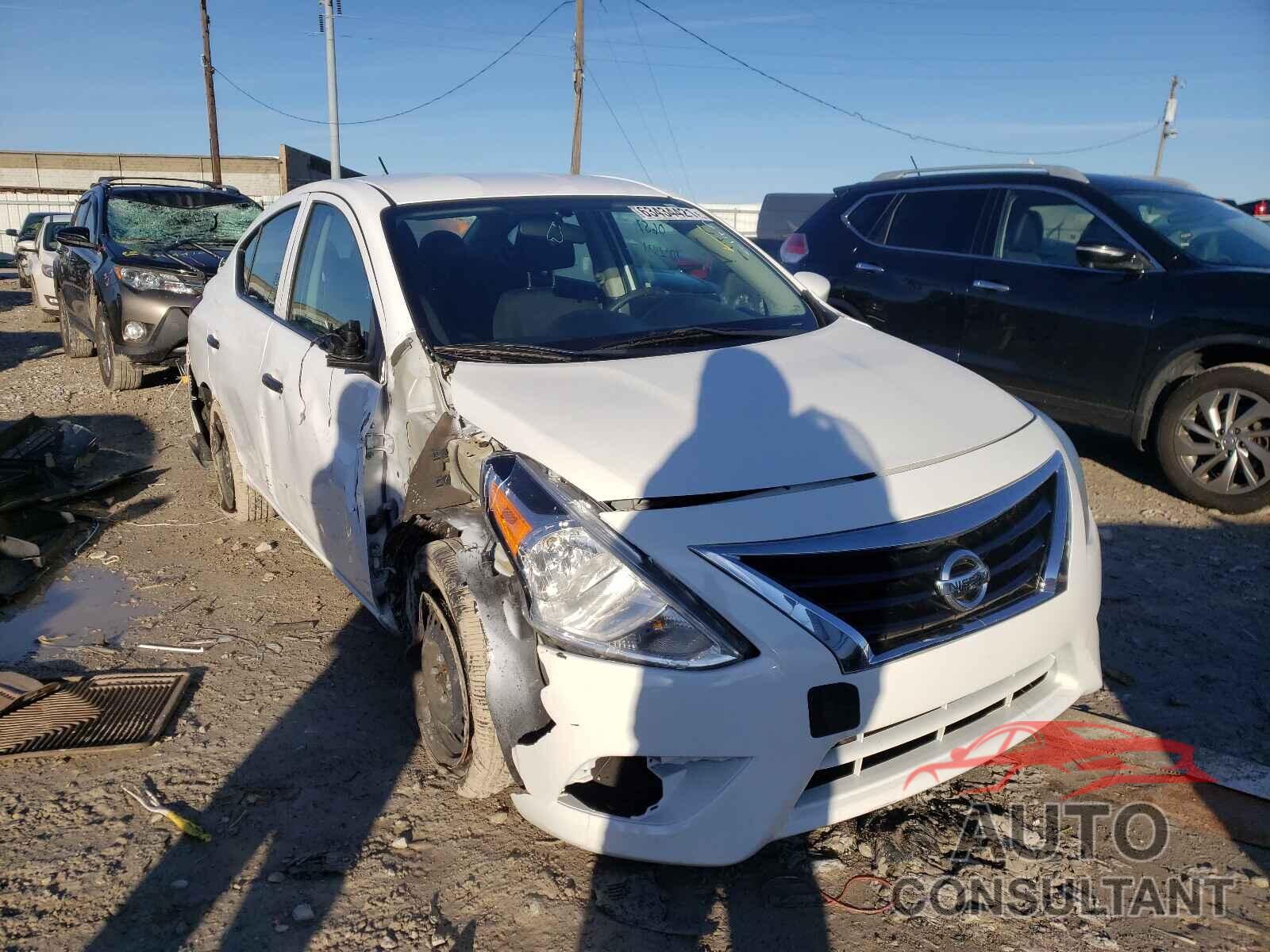 NISSAN VERSA 2018 - 3N1CN7AP0JL810657