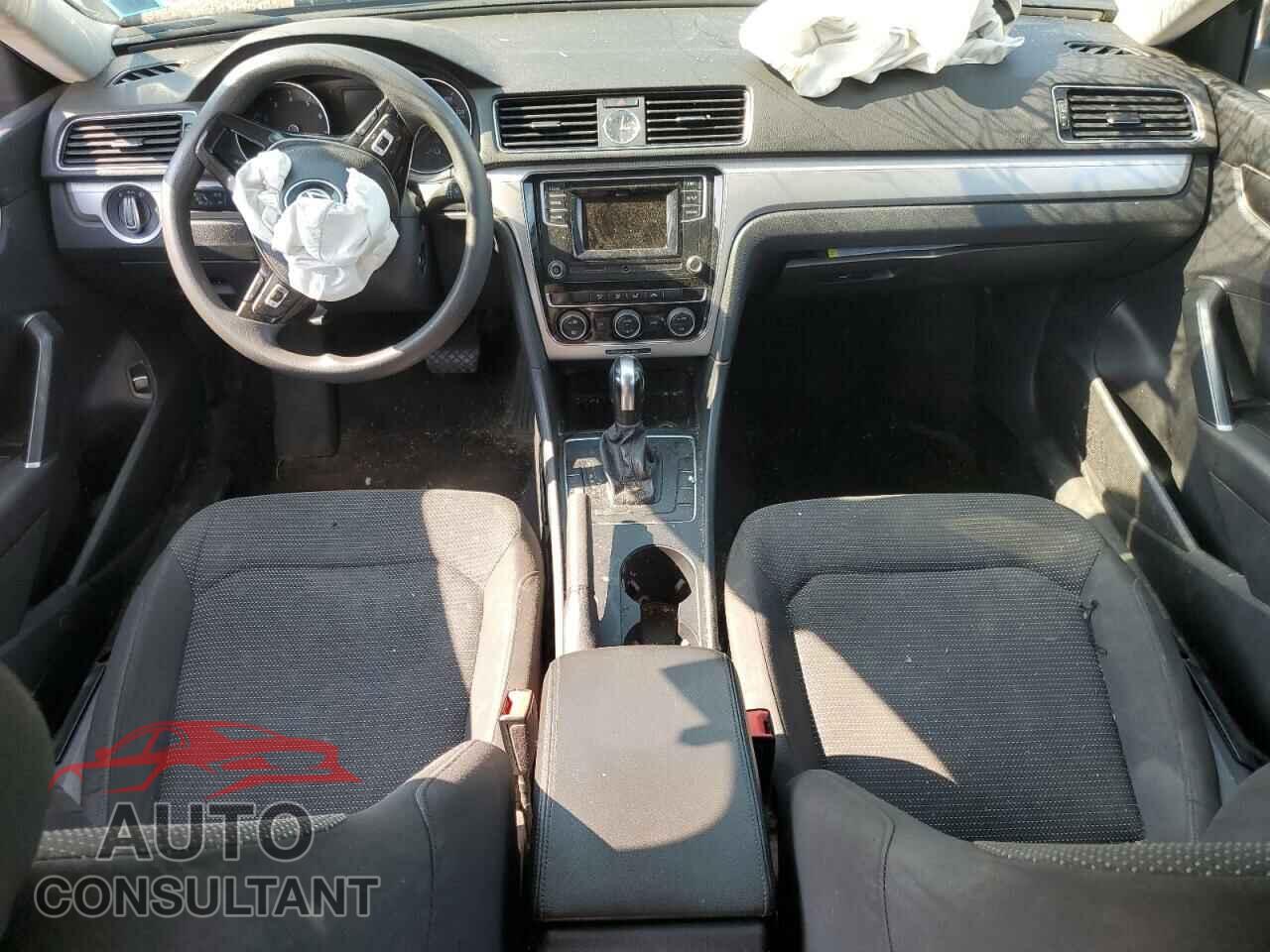 VOLKSWAGEN PASSAT 2017 - 1VWAT7A35HC063566