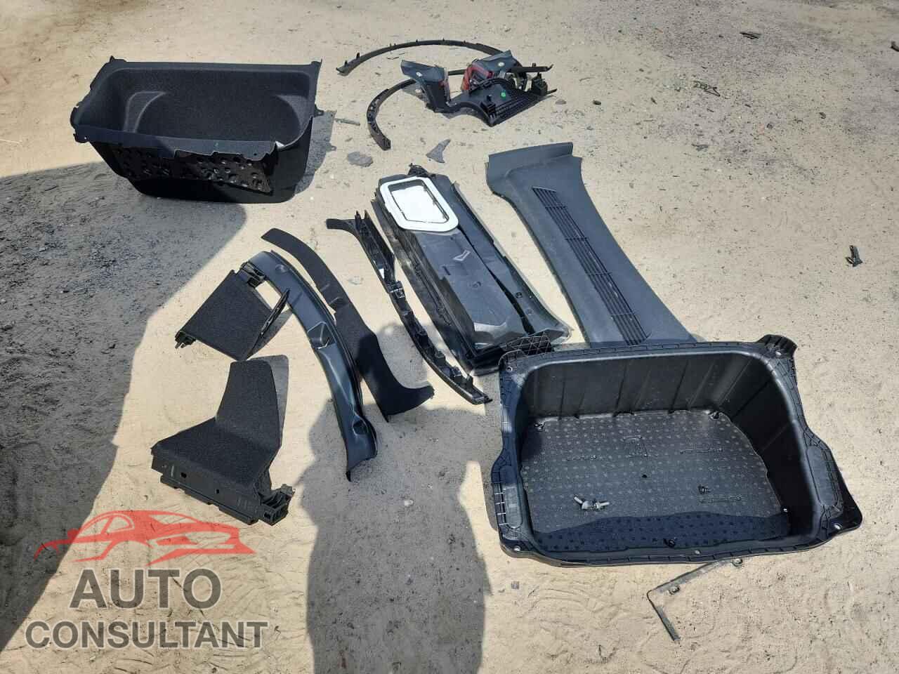 TESLA MODEL Y 2025 - 7SAYGDEE2SA363401