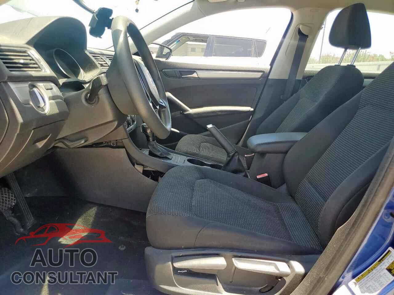 VOLKSWAGEN PASSAT 2017 - 1VWAT7A31HC049454