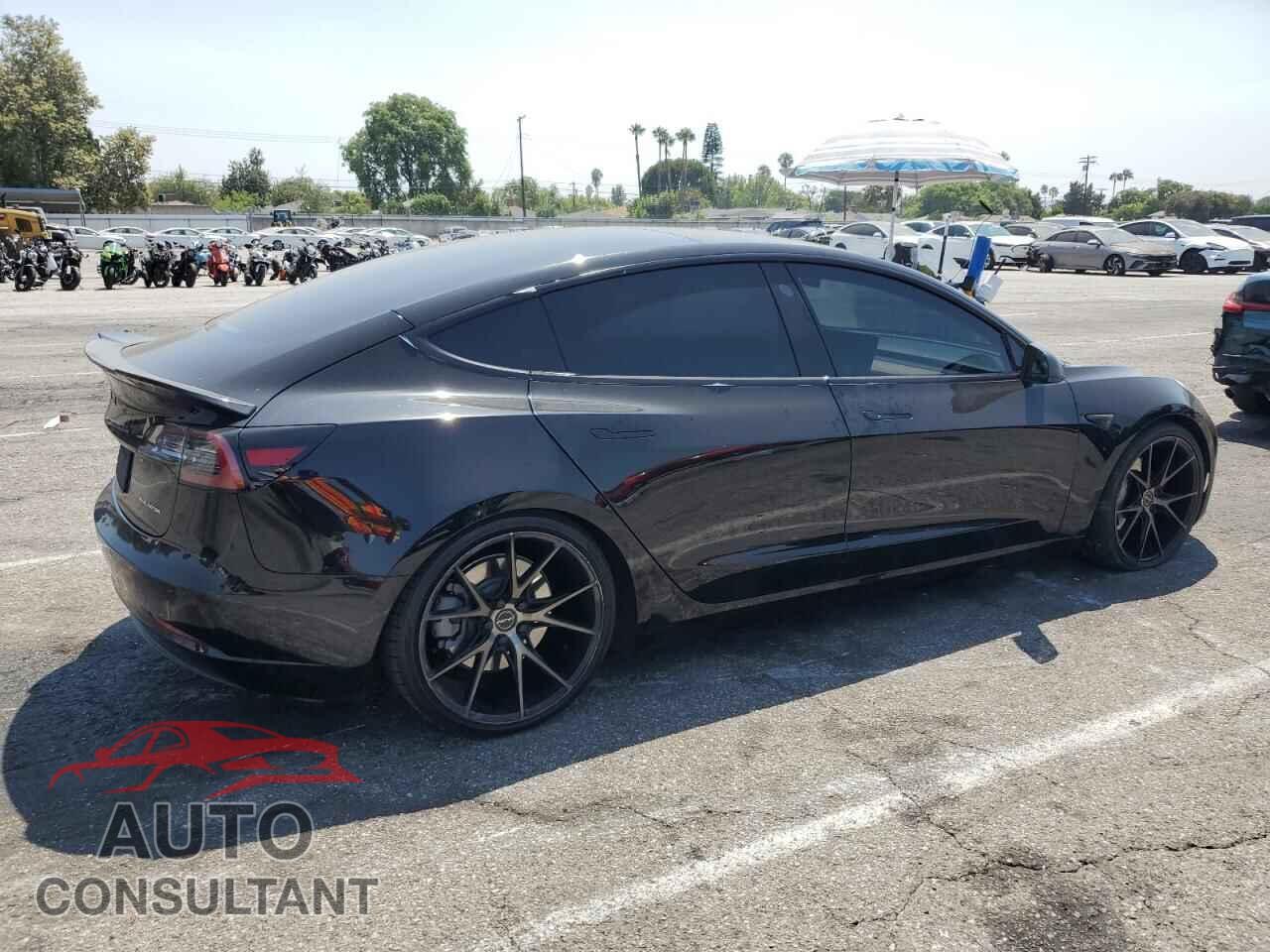 TESLA MODEL 3 2019 - 5YJ3E1EB1KF384437