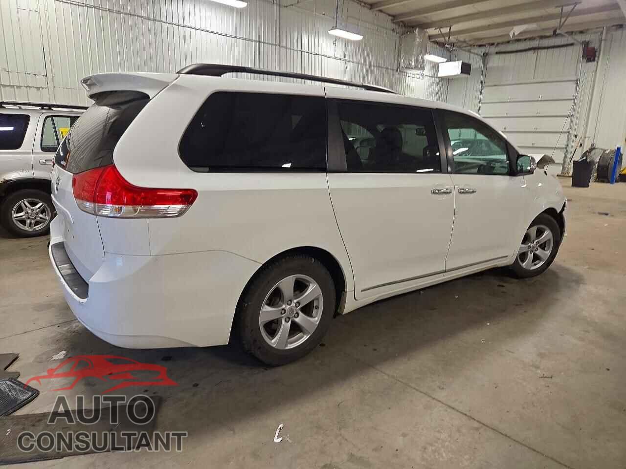 TOYOTA SIENNA 2011 - 5TDKK3DC7BS134111