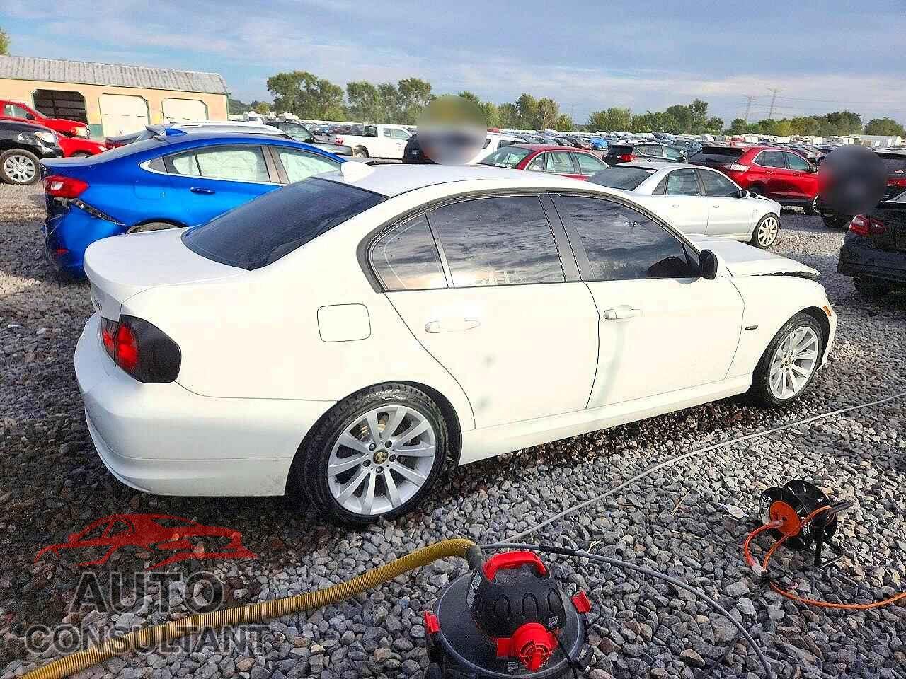 BMW 3 SERIES 2011 - WBAPH7G59BNN05054