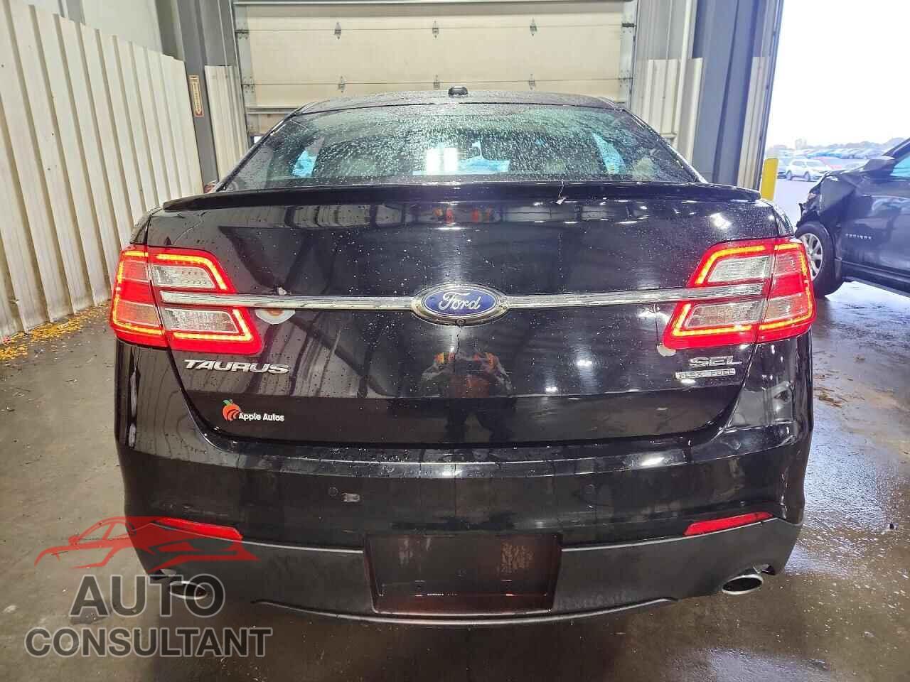 FORD TAURUS 2018 - 1FAHP2E85JG112140