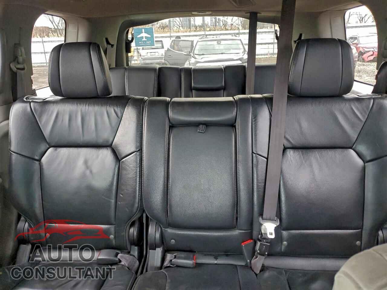 HONDA PILOT 2011 - 5FNYF4H49BB037536