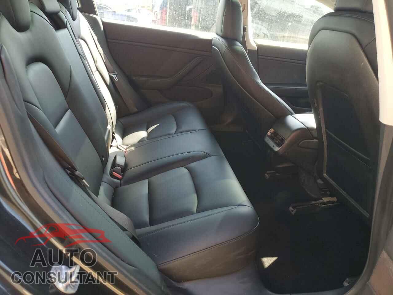 TESLA MODEL 3 2018 - 5YJ3E1EA0JF052155