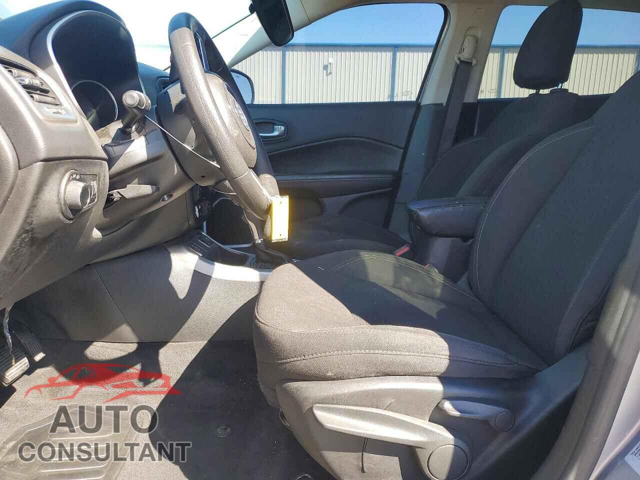 JEEP COMPASS 2018 - 3C4NJCAB7JT102498