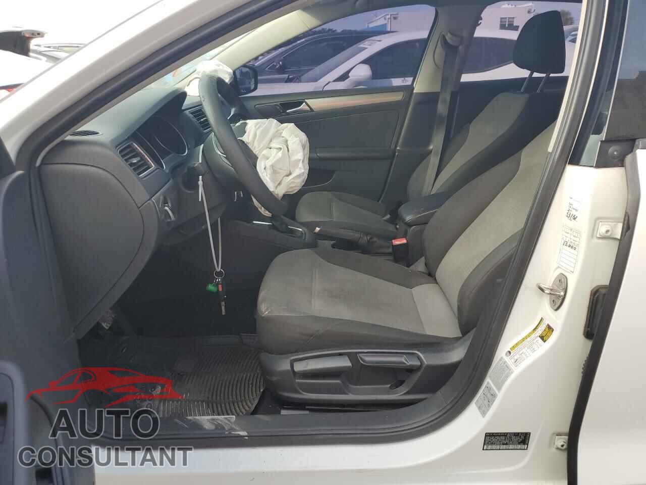VOLKSWAGEN JETTA 2018 - 3VW2B7AJXJM209549