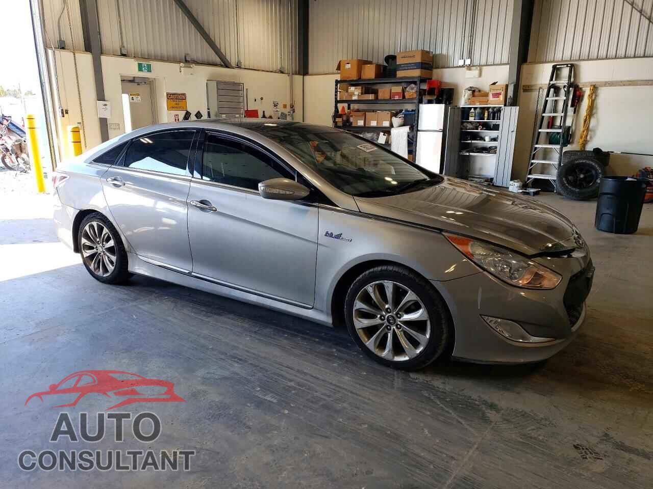 HYUNDAI SONATA 2013 - KMHEC4A47DA071004