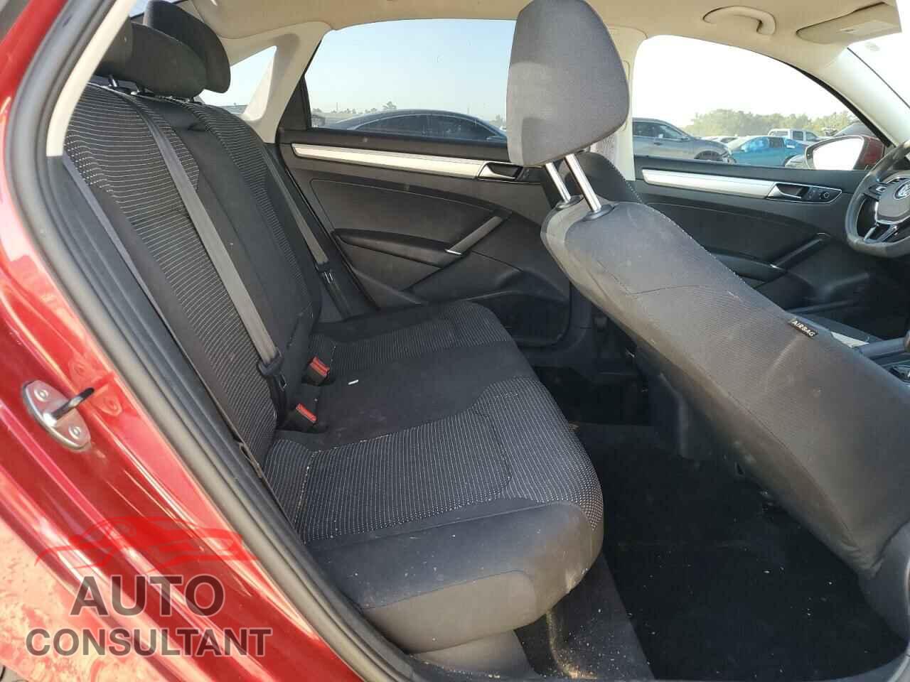 VOLKSWAGEN PASSAT 2017 - 1VWAT7A31HC073561