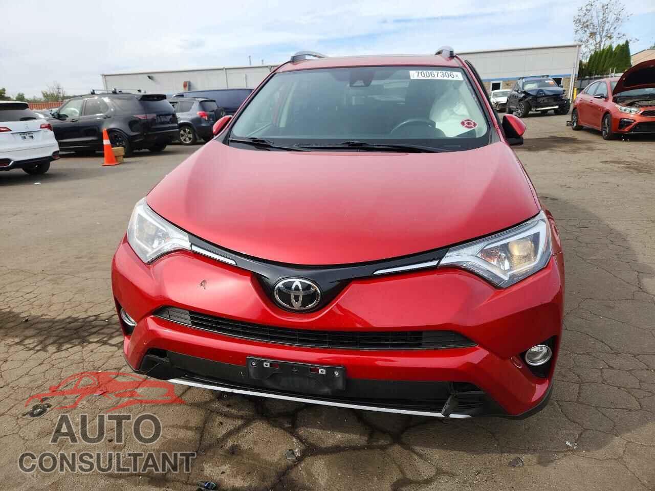 TOYOTA RAV4 2017 - JTMRFREV1HJ167911