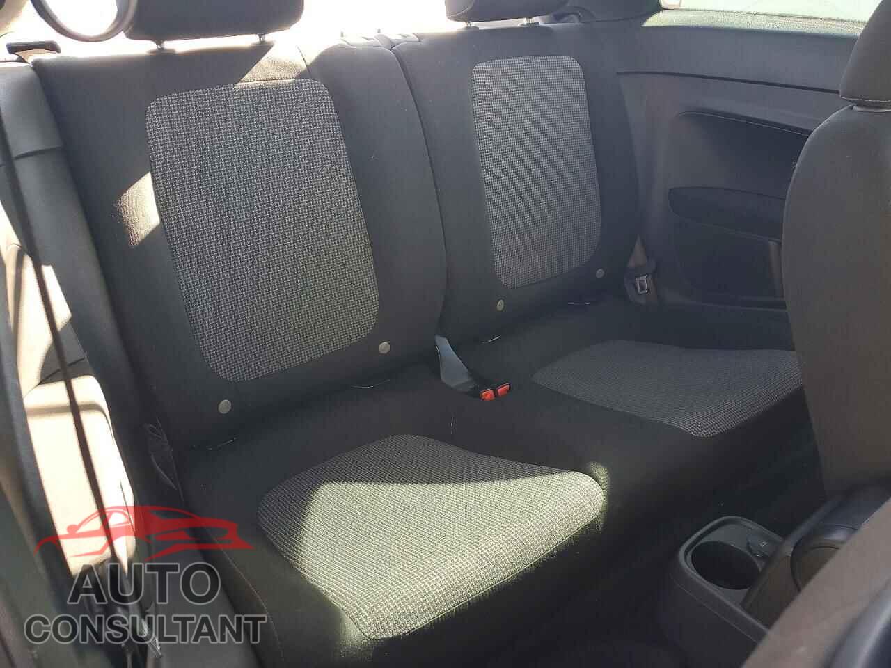 VOLKSWAGEN BEETLE 2017 - 3VWF17AT7HM616065