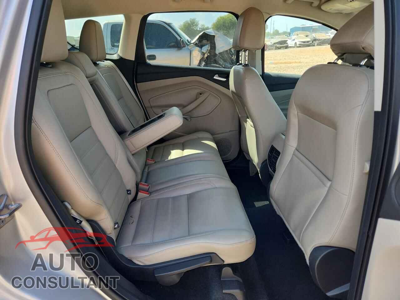 FORD ESCAPE 2017 - 1FMCU0JD5HUC04442