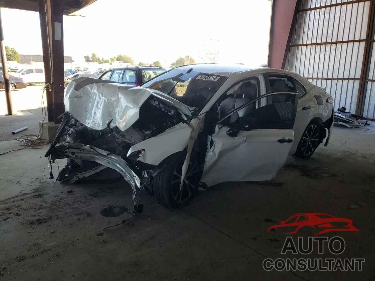 TOYOTA CAMRY 2018 - 4T1B11HK7JU019426