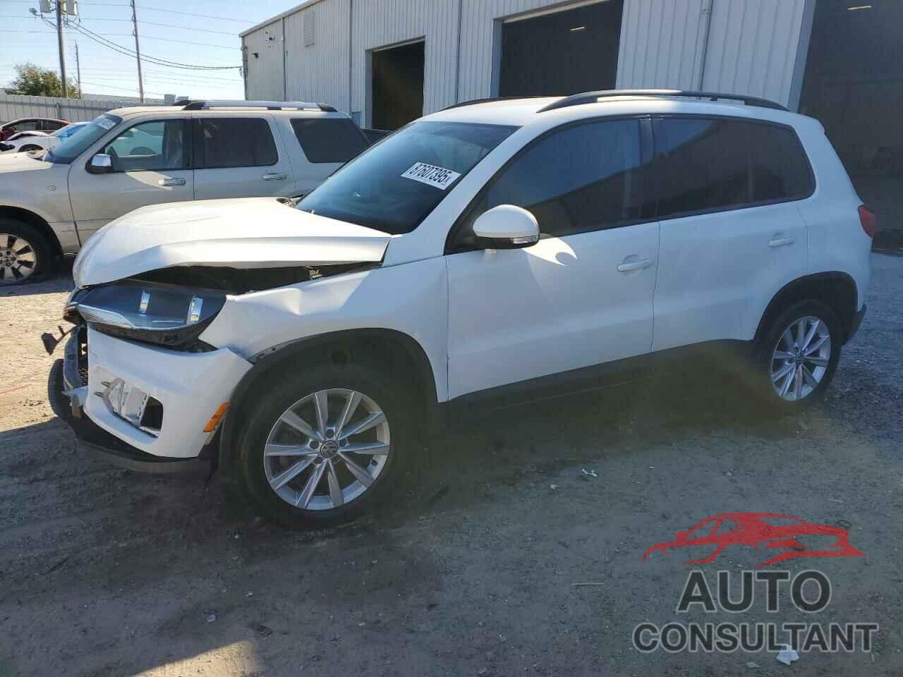 VOLKSWAGEN TIGUAN 2017 - WVGAV7AX5HK044887