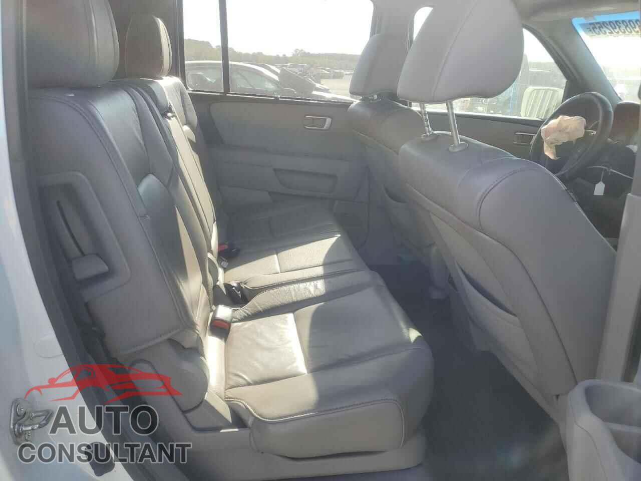 HONDA PILOT 2015 - 5FNYF4H90FB044201