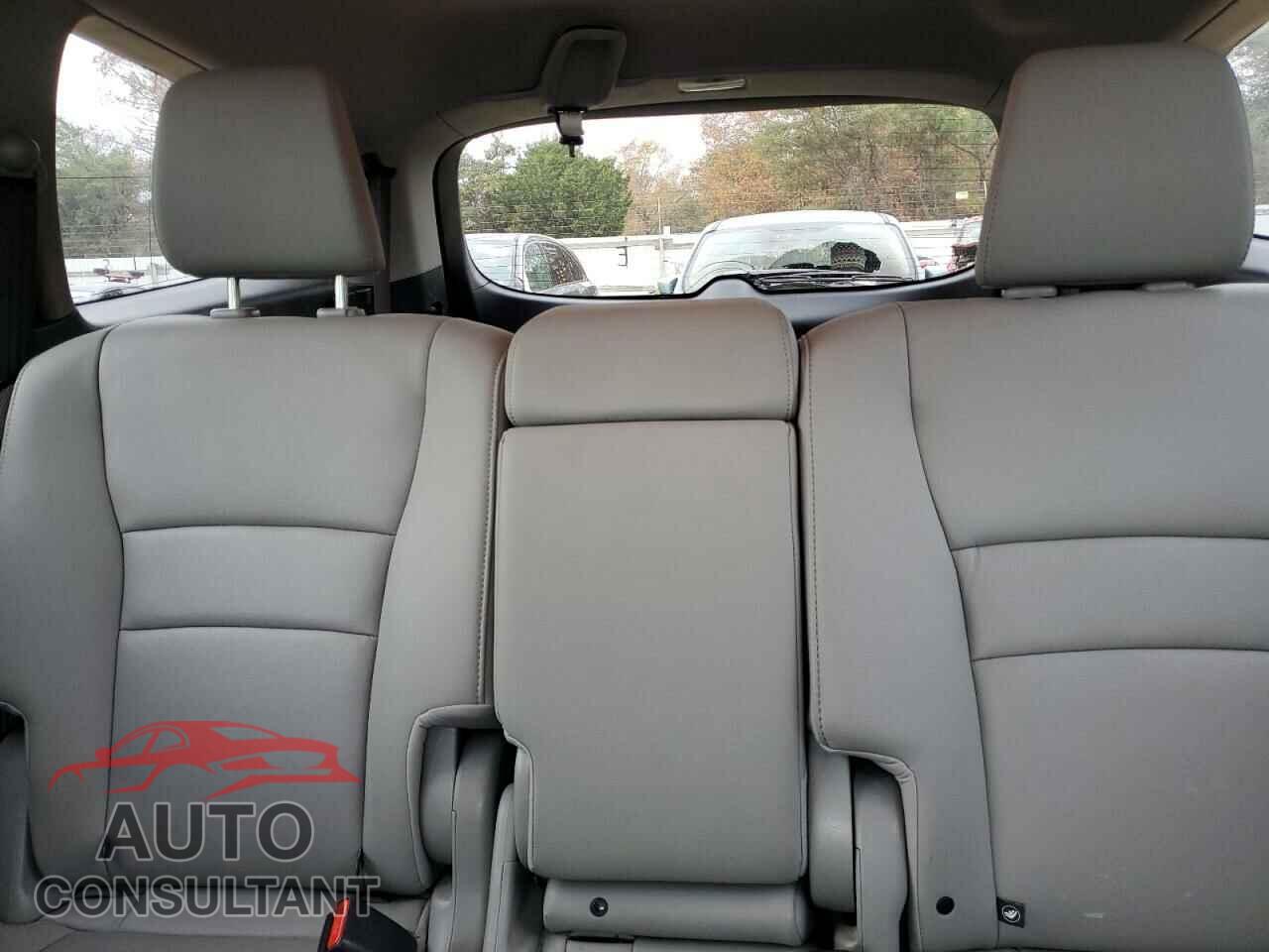 HONDA PILOT 2017 - 5FNYF6H88HB070938