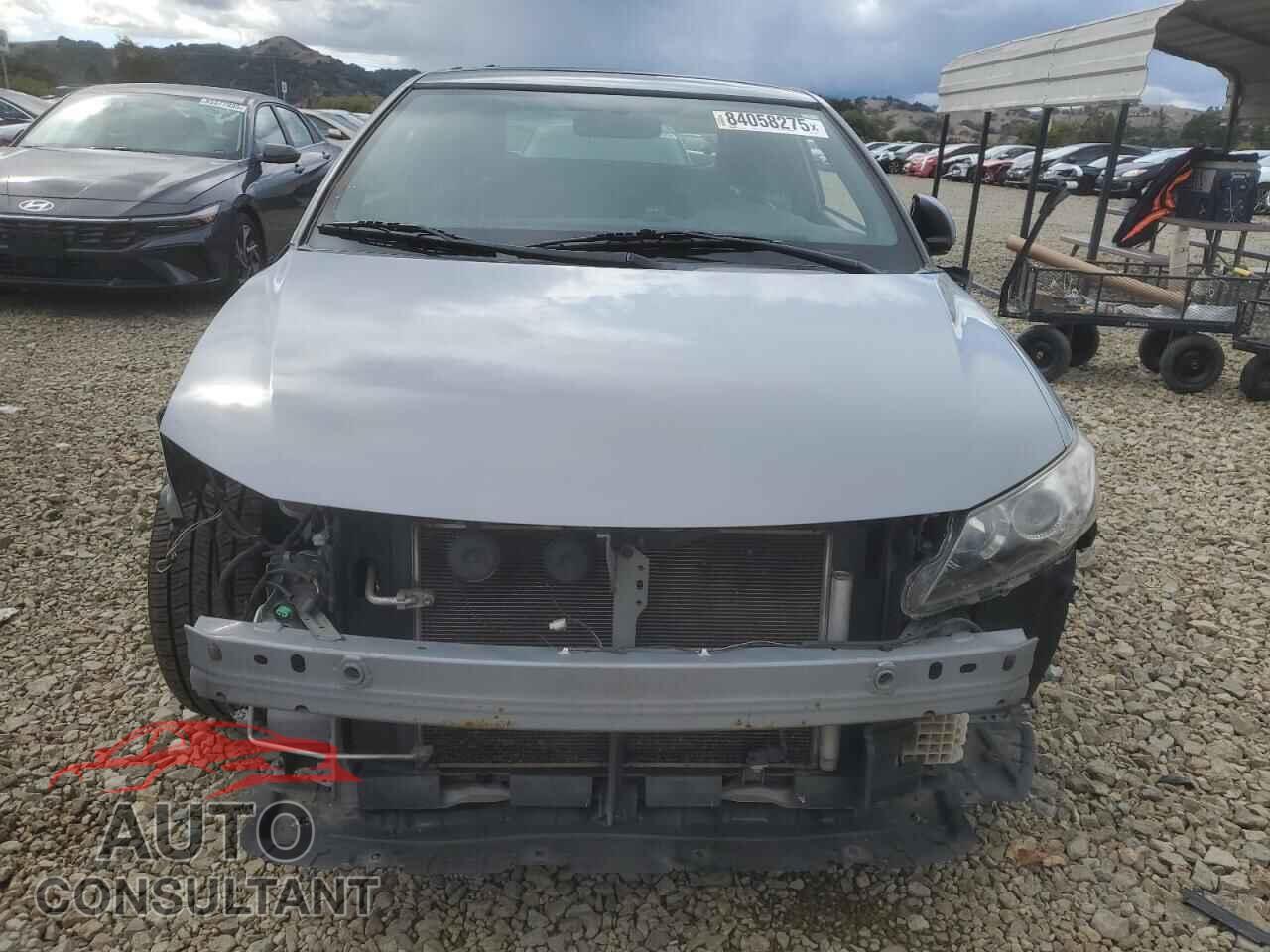 TOYOTA SCION 2011 - JTKJF5C71B3010801