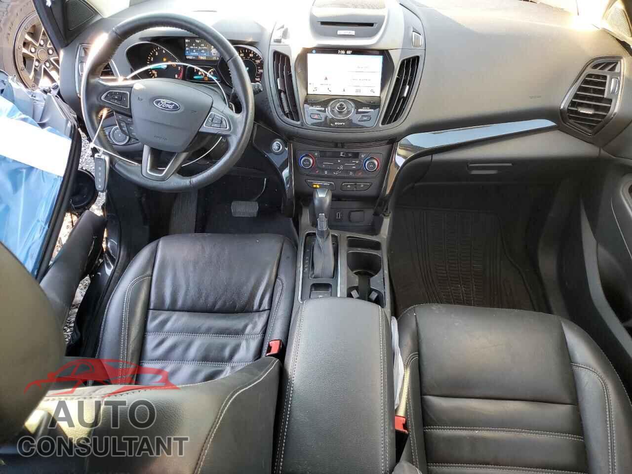 FORD ESCAPE 2017 - 1FMCU9J97HUC73844