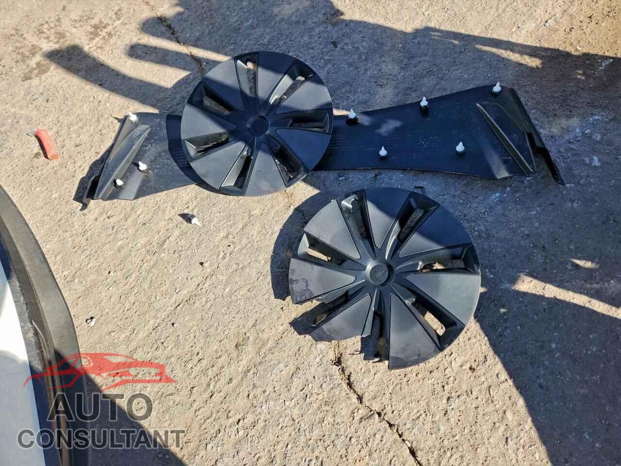 TESLA MODEL 3 2025 - 5YJ3E1EB5SF884021