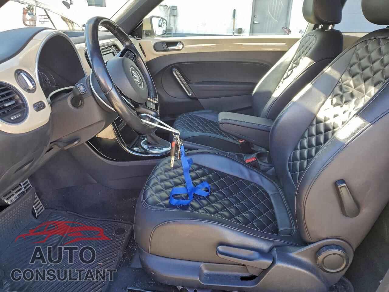 VOLKSWAGEN BEETLE 2019 - 3VWFD7AT8KM719087
