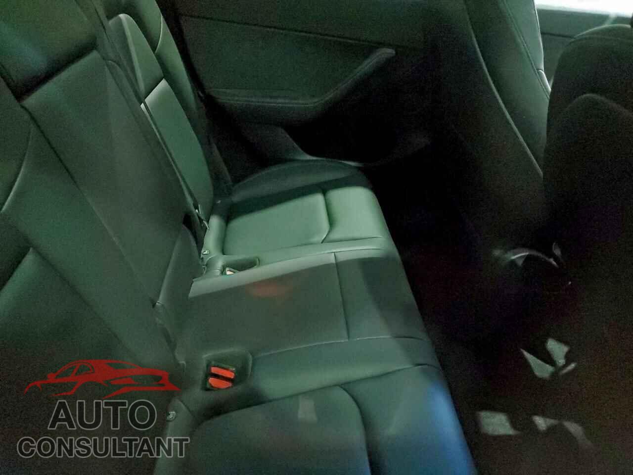 TESLA MODEL Y 2024 - 7SAYGDEE1RF033715
