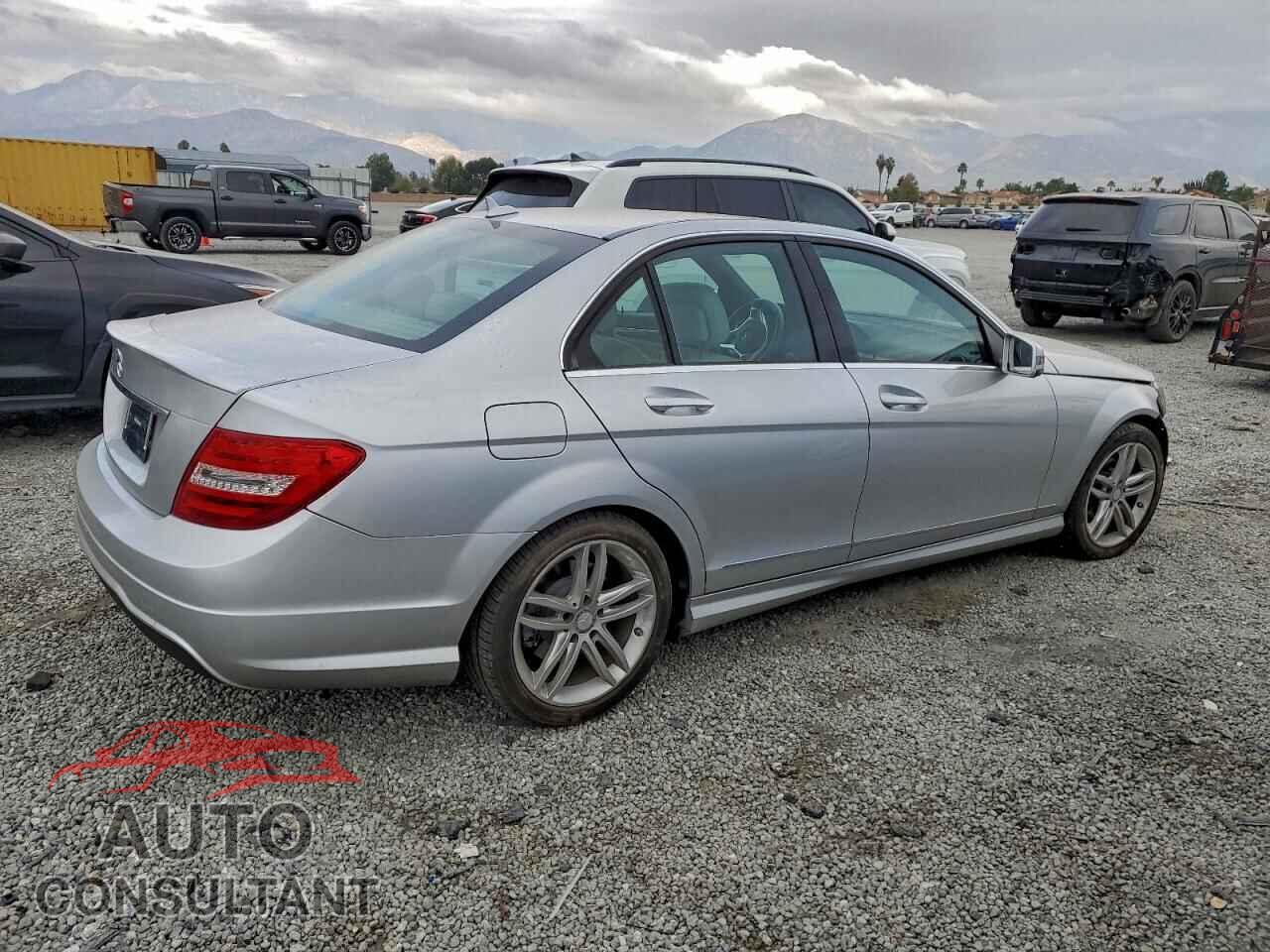 MERCEDES-BENZ C-CLASS 2013 - WDDGF4HB2DG092547