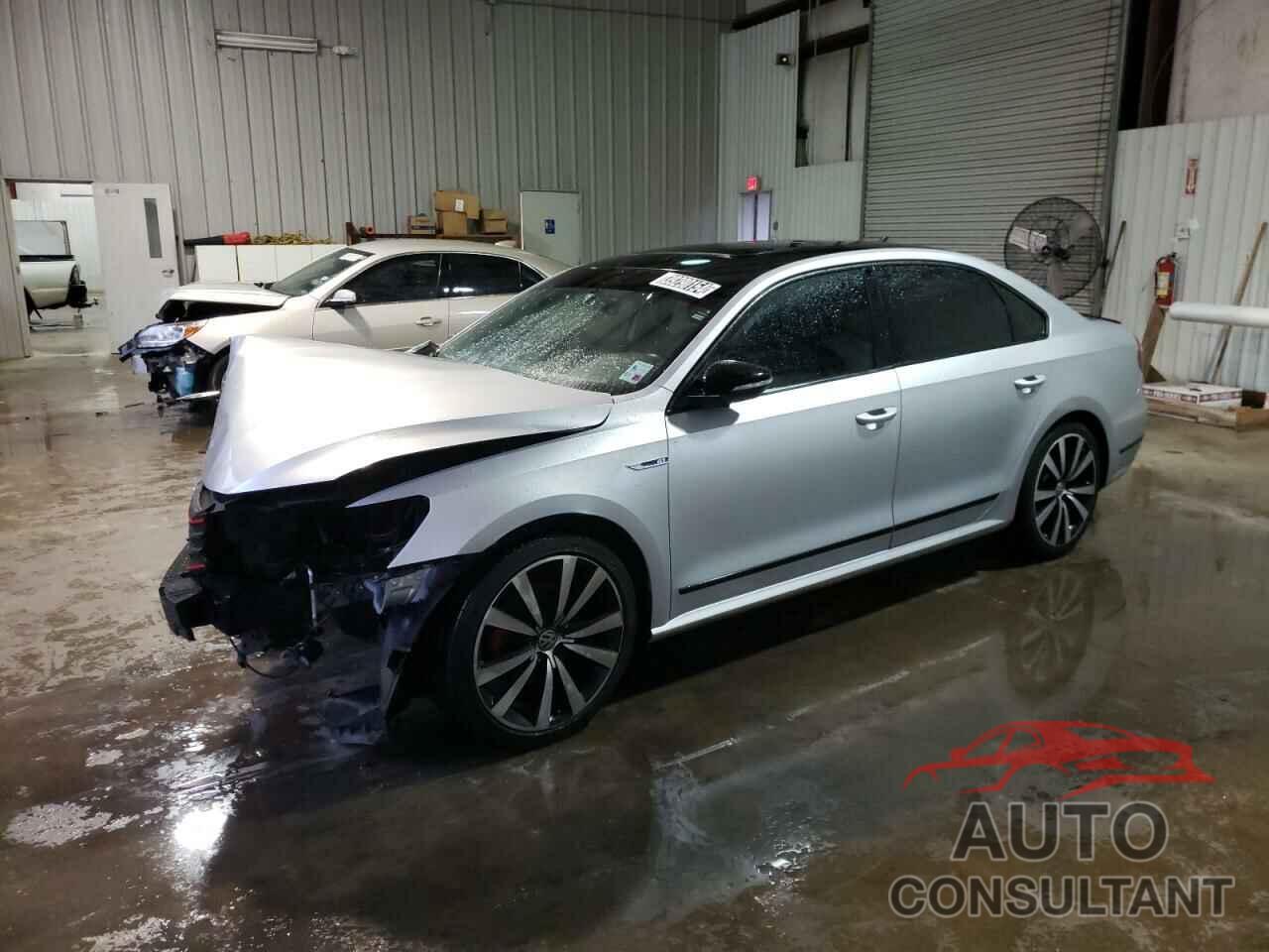 VOLKSWAGEN PASSAT 2018 - 1VWJM7A34JC051752