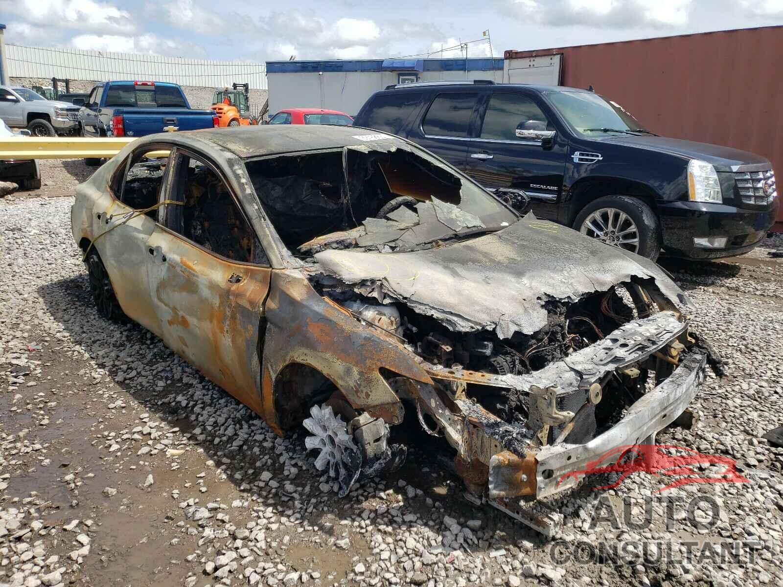 TOYOTA CAMRY 2018 - 4T1B11HK8JU612888
