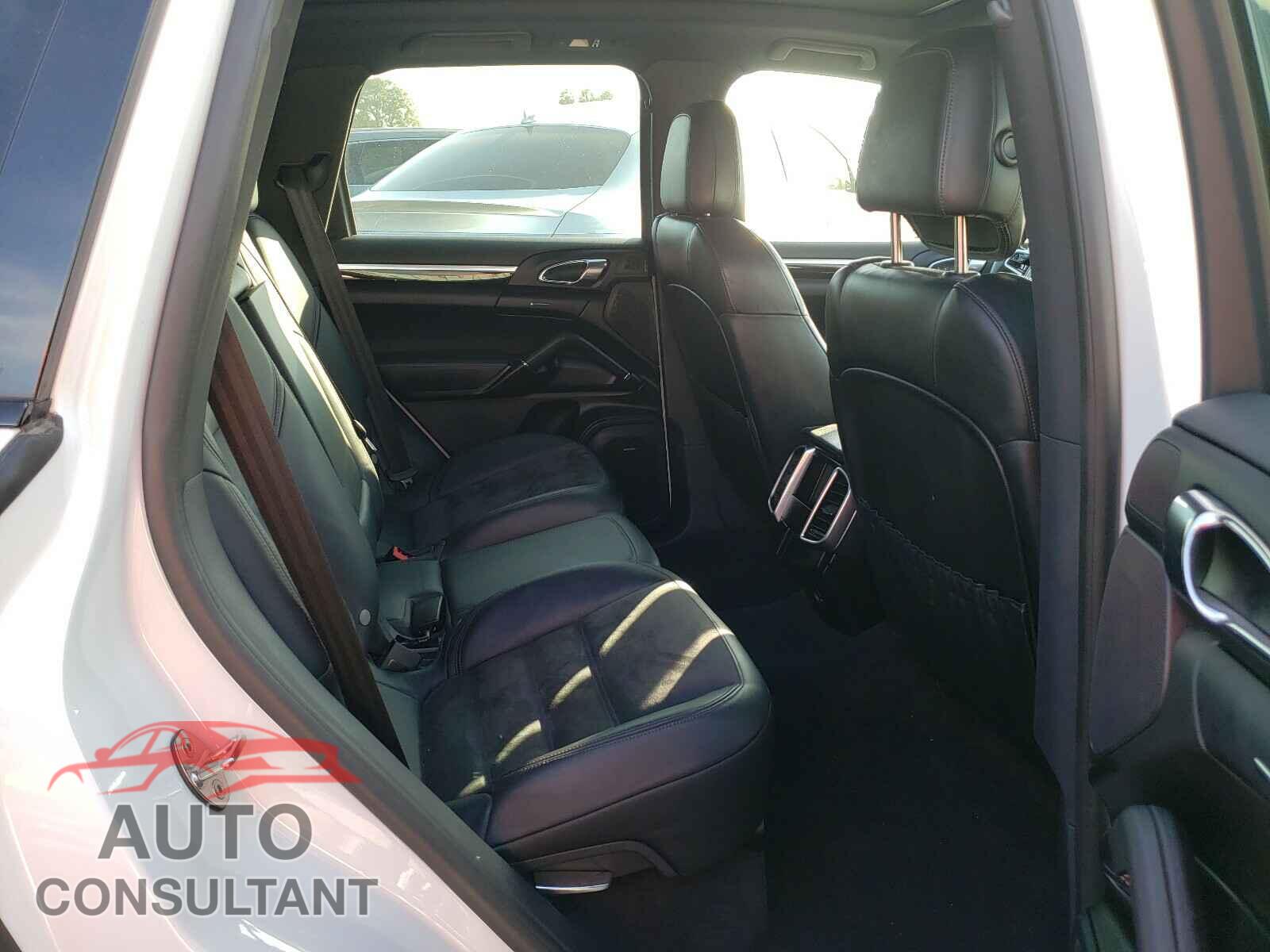 PORSCHE CAYENNE 2018 - WP1AA2A29JKA04341