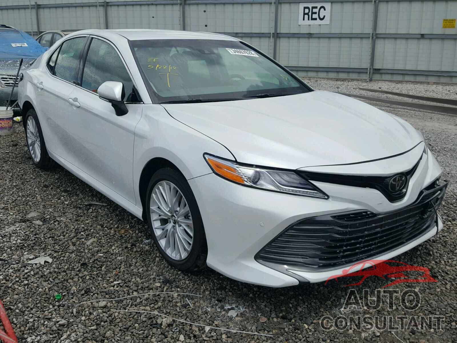 TOYOTA CAMRY 2018 - 4T1B11HK2JU099847