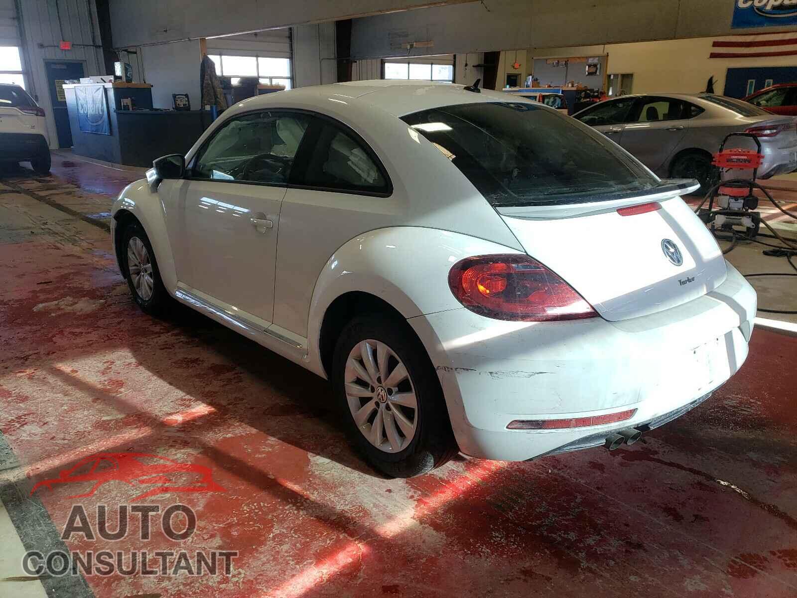 VOLKSWAGEN BEETLE 2019 - 3VWFD7ATXKM709094