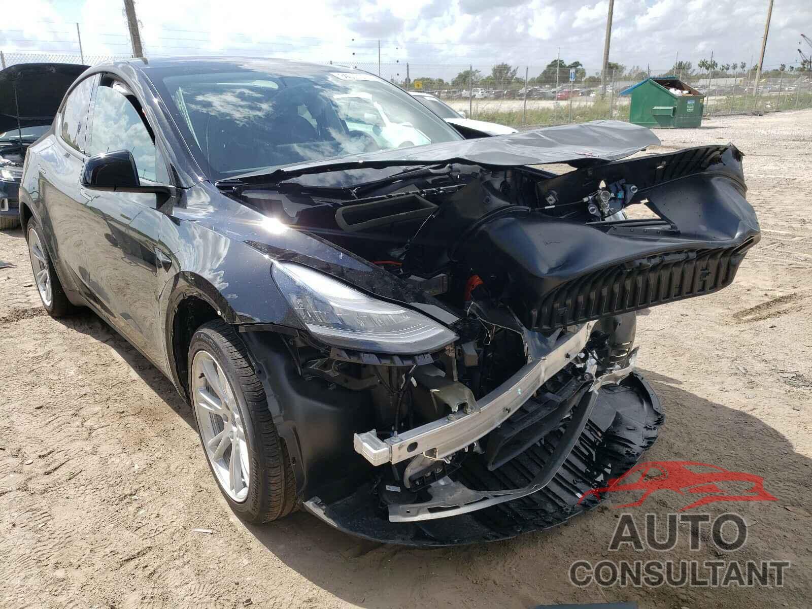 TESLA MODEL Y 2021 - 5YJYGDEE1MF083309
