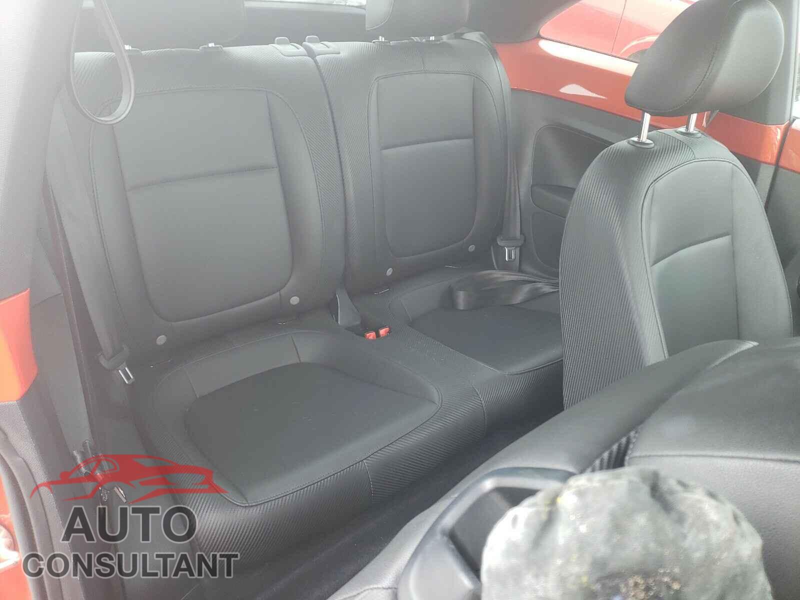 VOLKSWAGEN BEETLE 2017 - 3VWJ17AT1HM628237