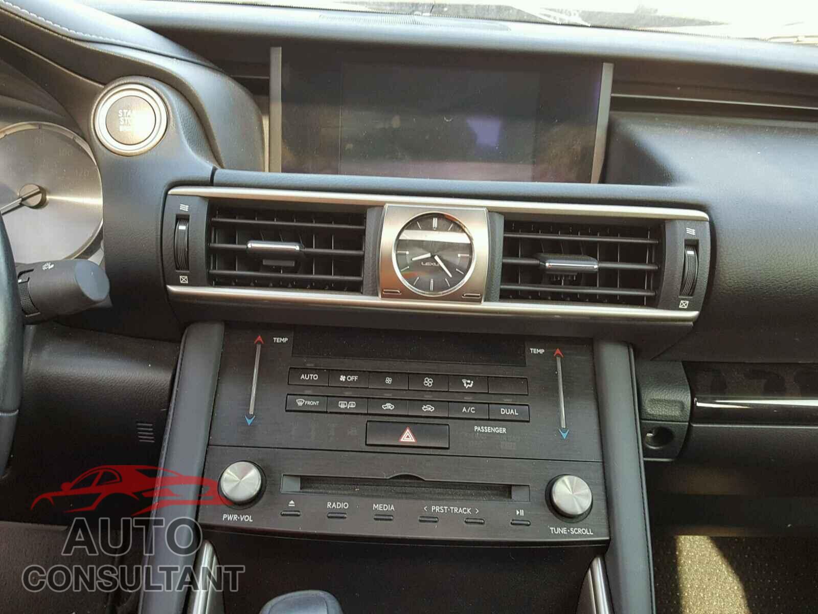 LEXUS IS 2017 - JTHBA1D23H5061847