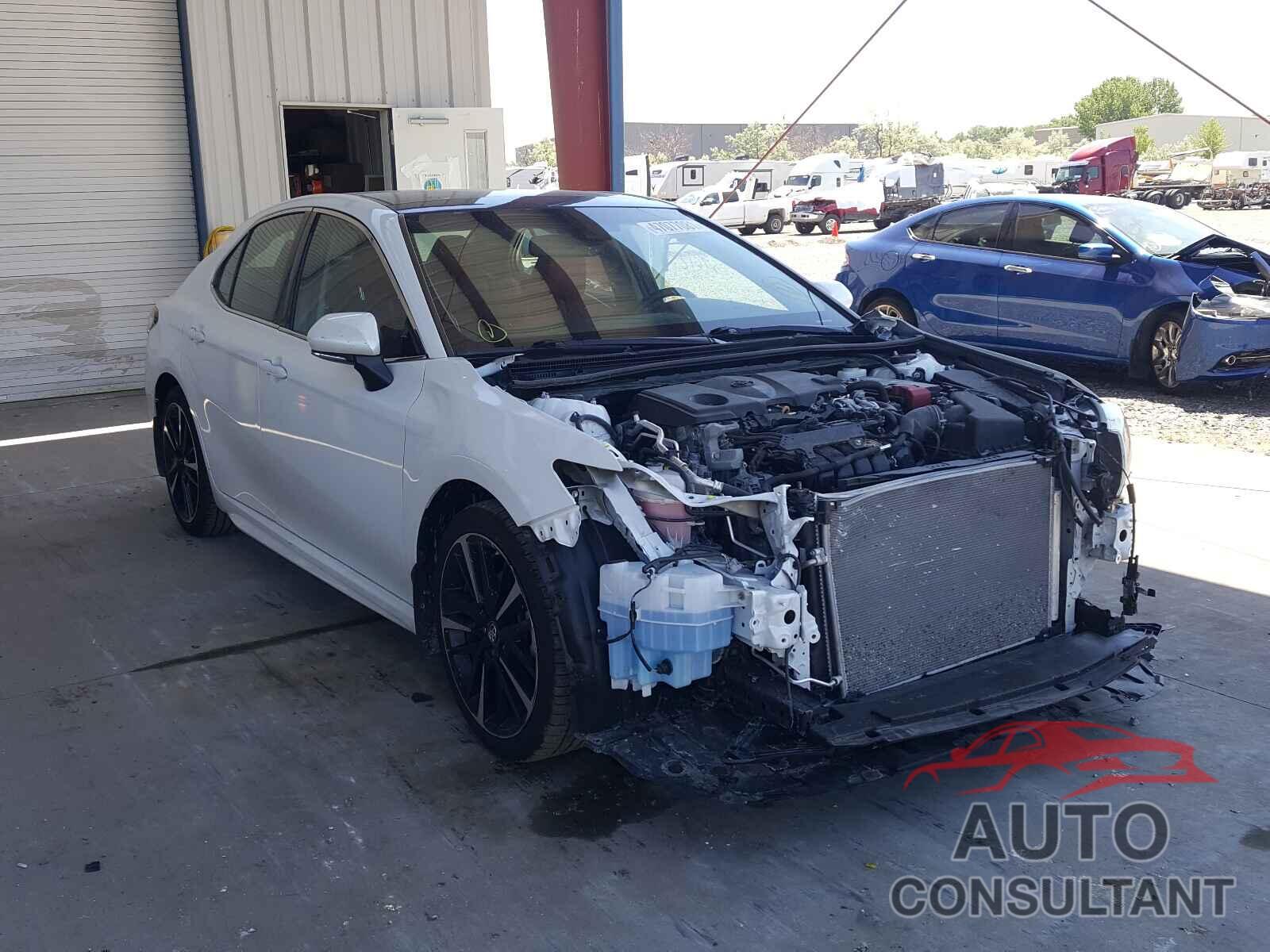 TOYOTA CAMRY 2018 - 4T1B61HK1JU083429