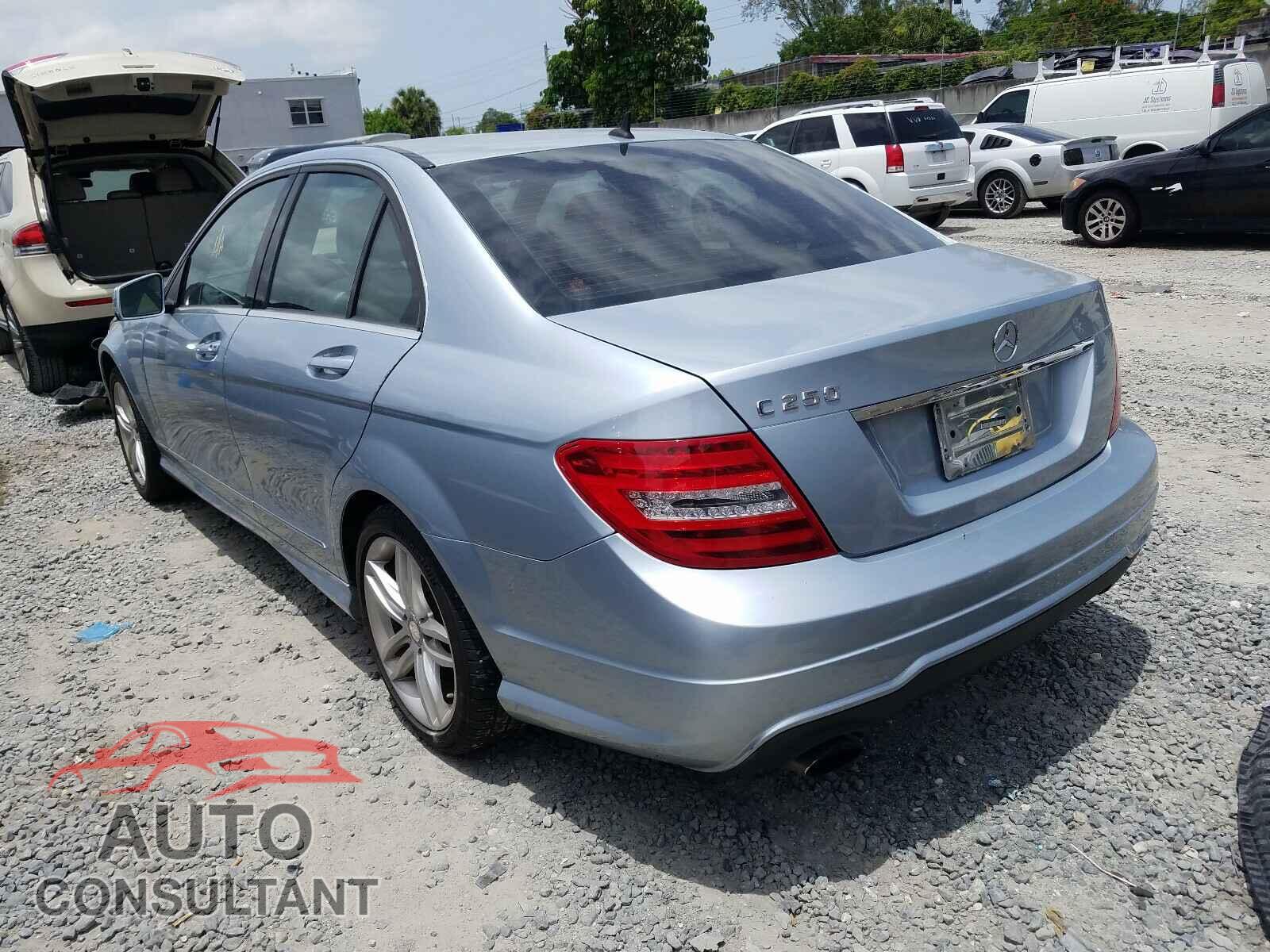 MERCEDES-BENZ C CLASS 2013 - WDDGF4HB0DR263039