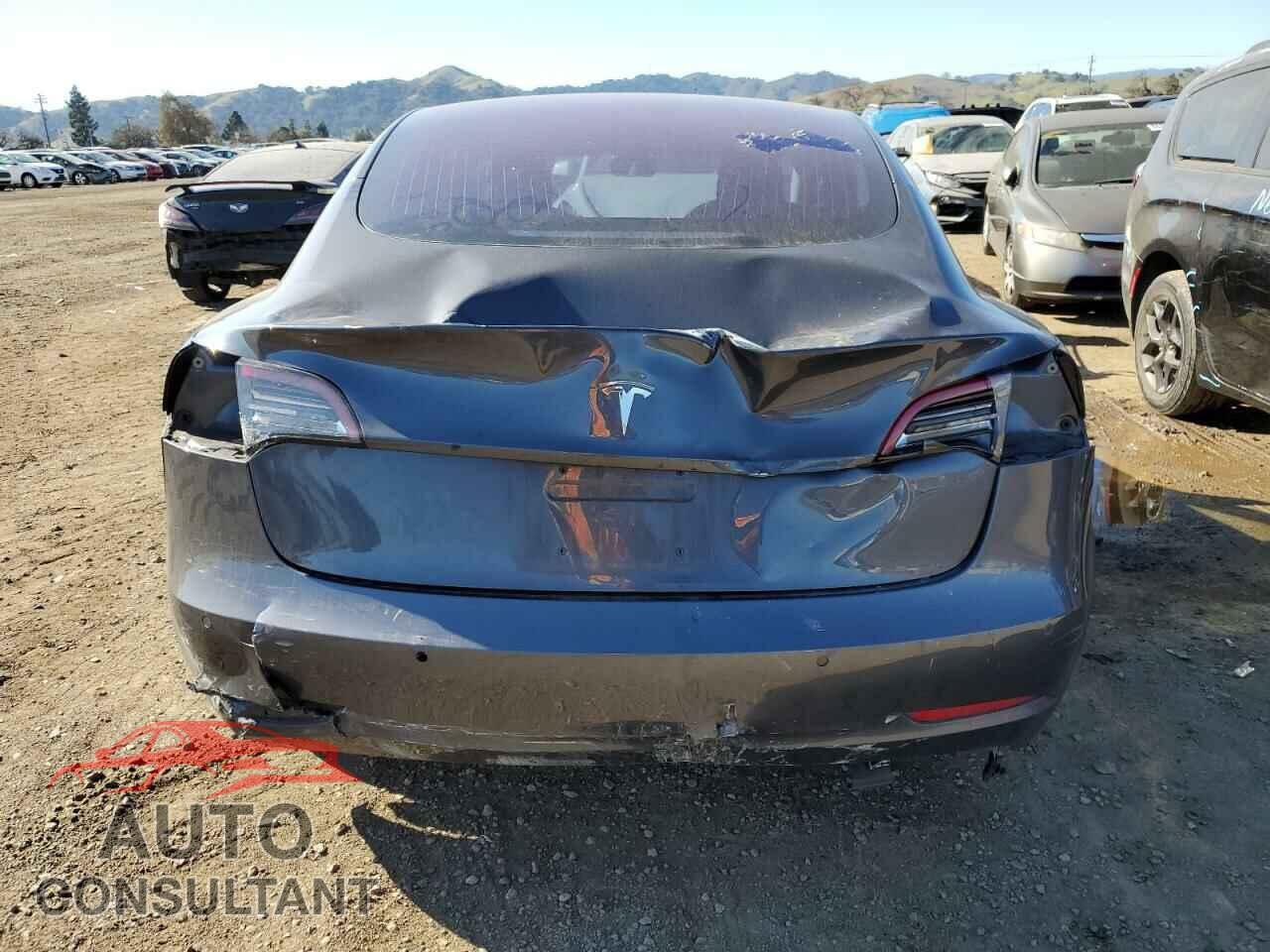 TESLA MODEL 3 2018 - 5YJ3E1EA4JF008577